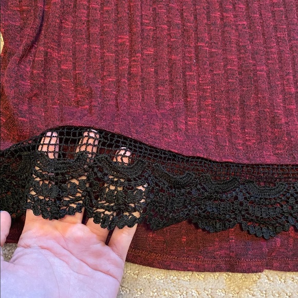 Maroon shirt w/black lace detail - Picture 3 of 4